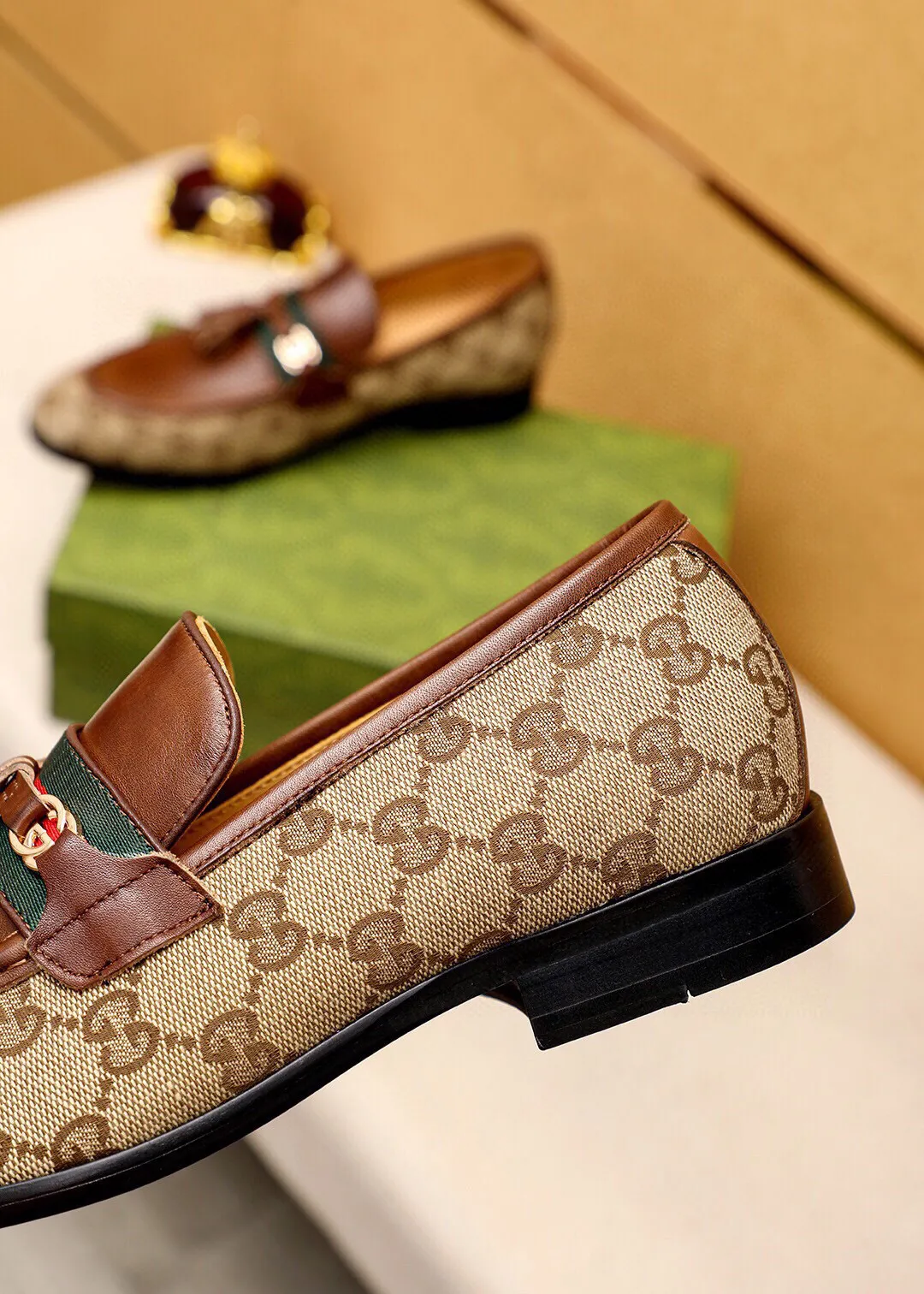 Men's shoes 💰520 💐 Product trademark: GUCCI "Gucci" casual leather shoes Regular size: 39-44 (38.45🉑️customized) Product materials: Selected imported first-layer calfskin upper + luxury hardware buckle, imported water-dyed cowhide leather lining. Strong three-dimensional visual effect, original combination outsole Color: 2⃣️colors available